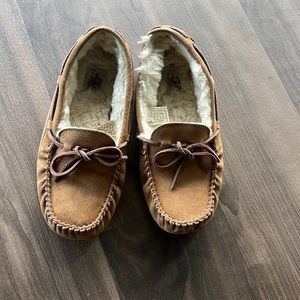 Womens size 8 UGG Chestnut Suede Dakota Slipper